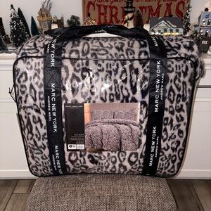 Andrew Marc Black and Gray Animal Print comforter Queen/Full 🐆leopard/cheetah🐅